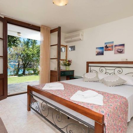 Pension Giannis Αdults Only Koinira Bagian luar foto