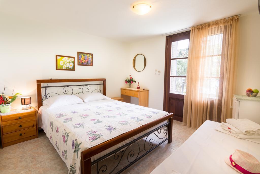 Pension Giannis Αdults Only Koinira Bagian luar foto
