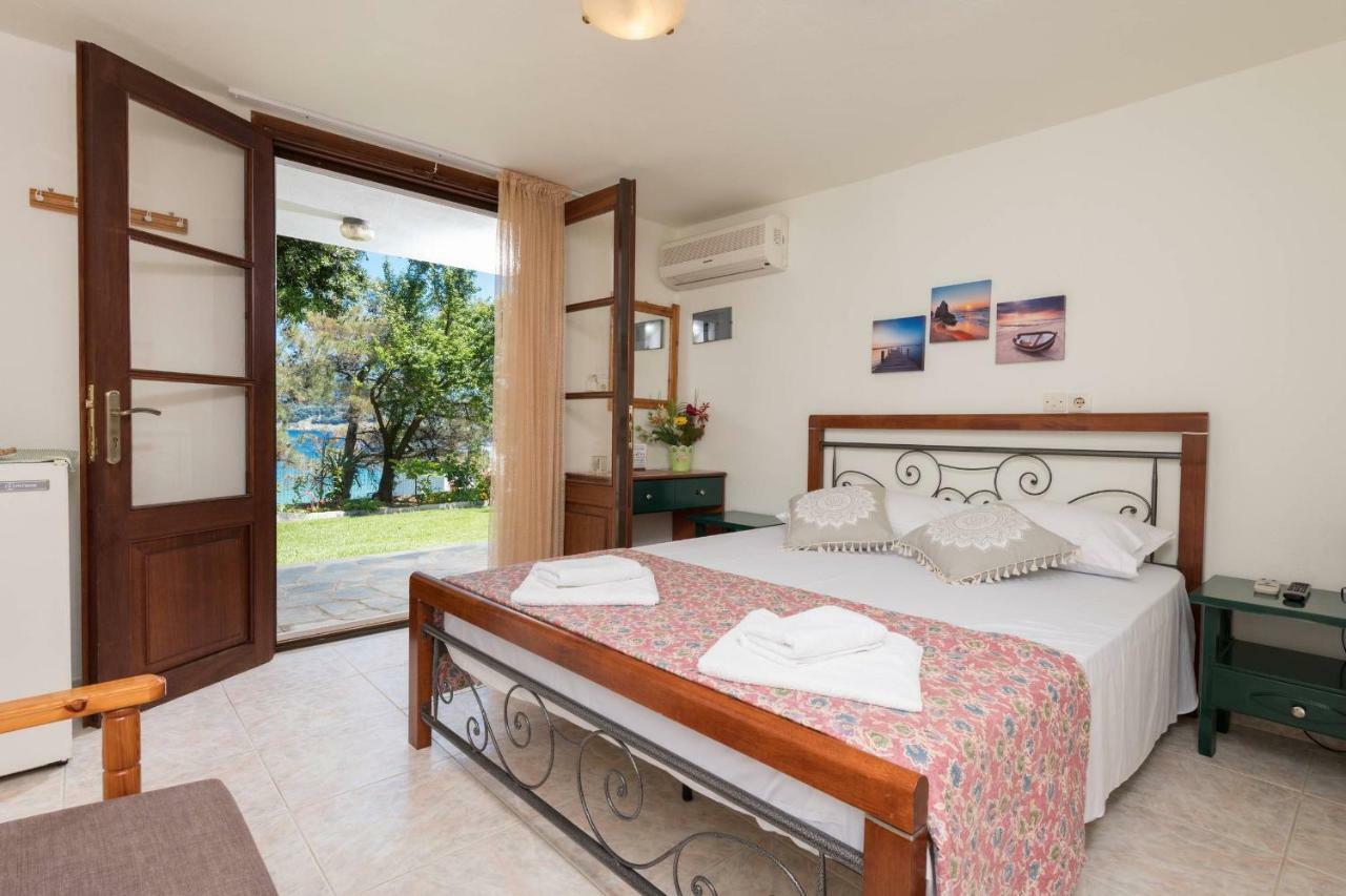 Pension Giannis Αdults Only Koinira Bagian luar foto
