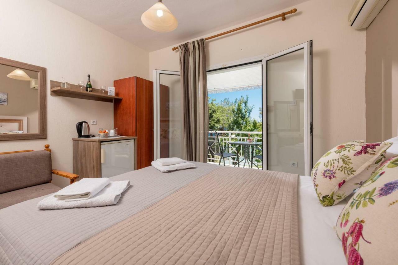 Pension Giannis Αdults Only Koinira Bagian luar foto