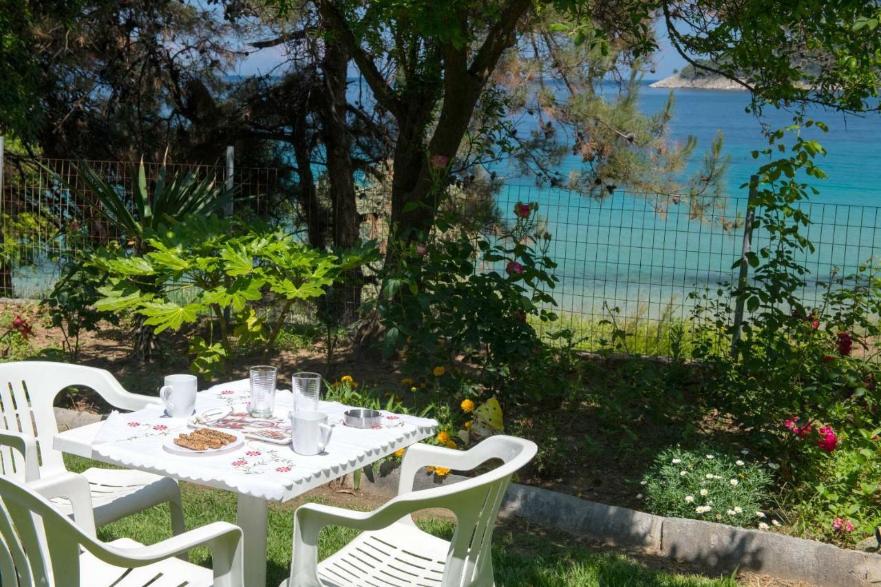 Pension Giannis Αdults Only Koinira Bagian luar foto